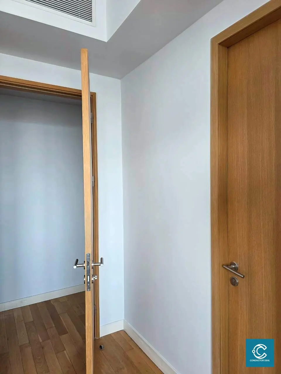 ผนังและประตูห้องหลังทาสีใหม่ Millennium Residence