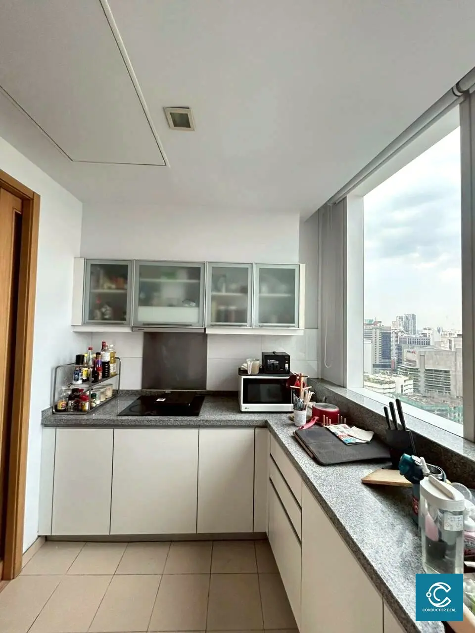 บริเวณครัวหลังทาสีภายใน Millennium Residence