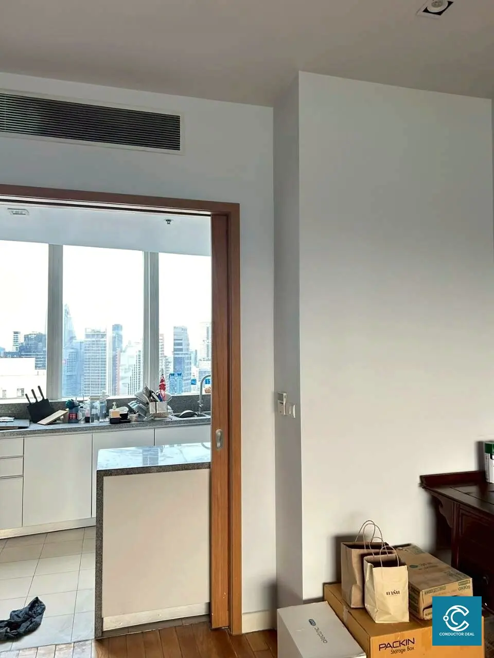 ทางเข้าครัวและผนังหลังเก็บงาน Millennium Residence