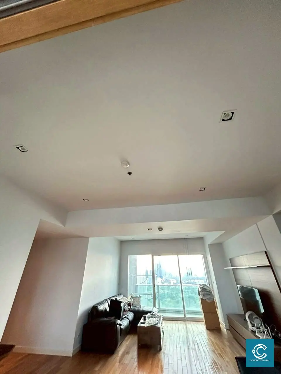 ภาพรวมห้องนั่งเล่นหลังทาสีใหม่ Millennium Residence