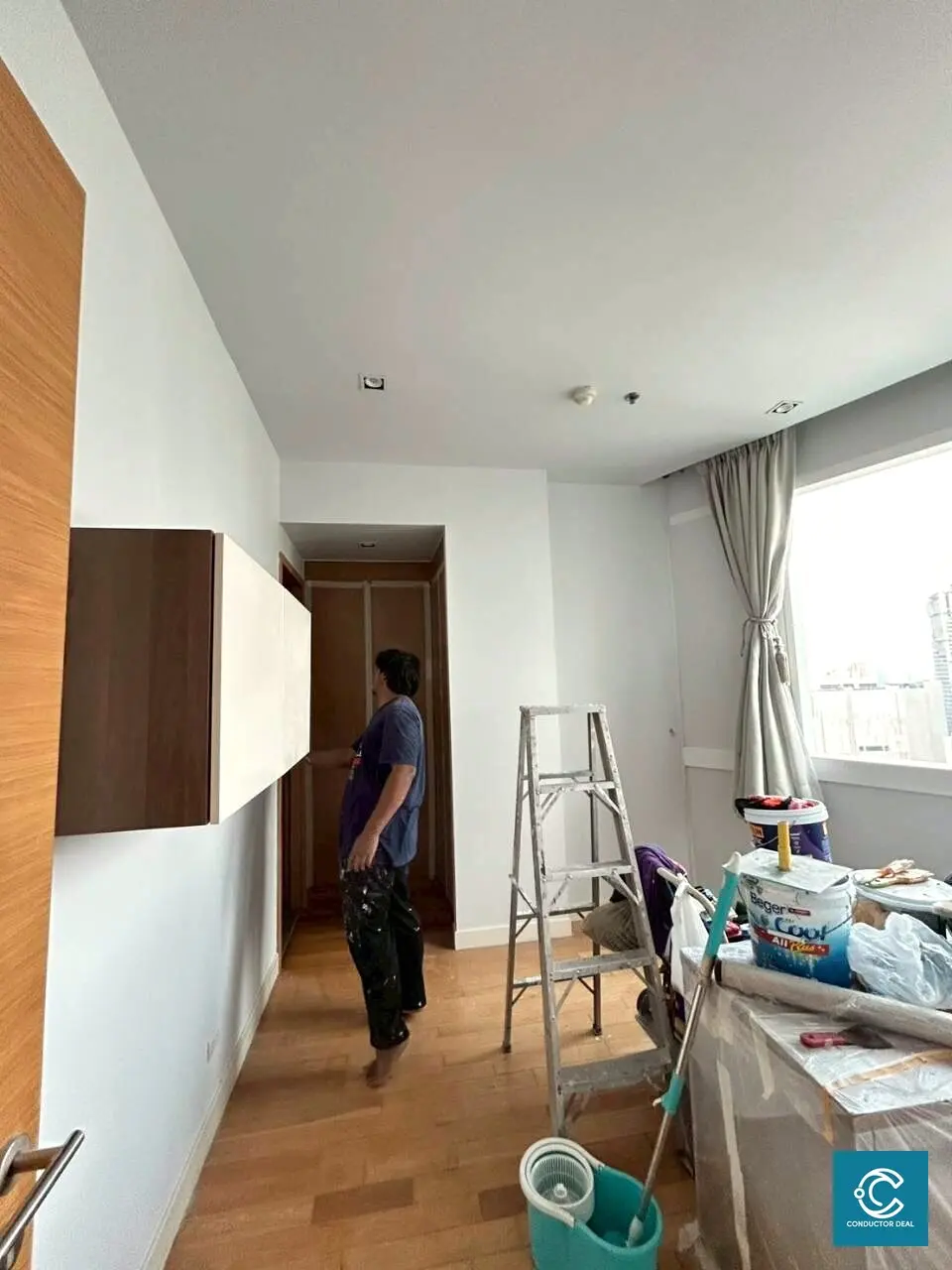 ทีมงานจัดพื้นที่และเตรียมงานทาสีภายใน Millennium Residence