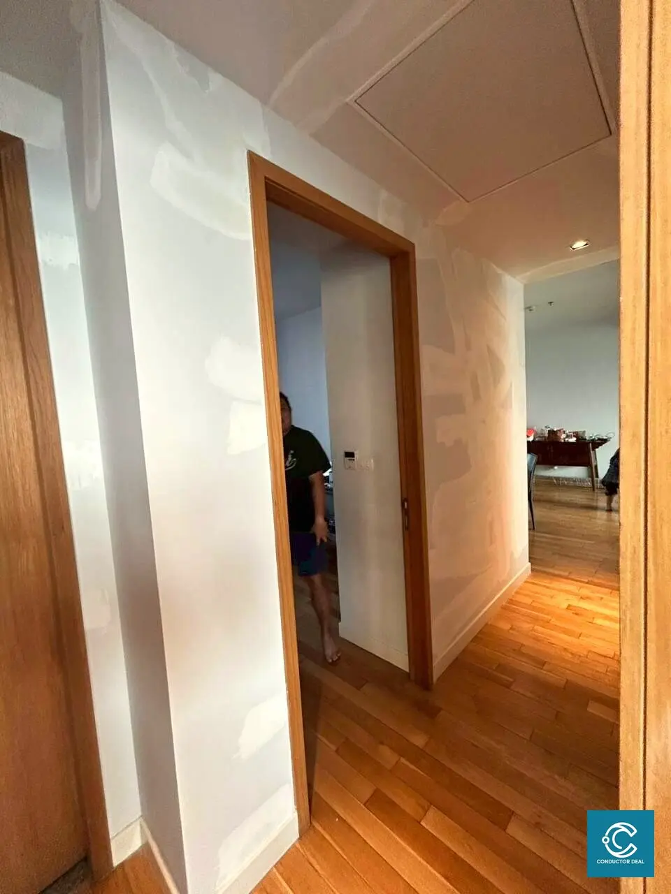 การเตรียมและเก็บพื้นผิวผนังทางเดิน Millennium Residence